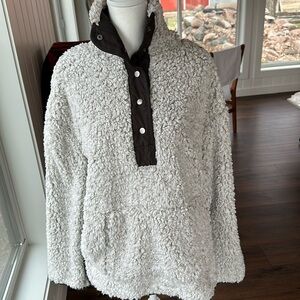 Dylan fleece sweatshirt. Lined. XS/S. Front pocket. Side buttons.